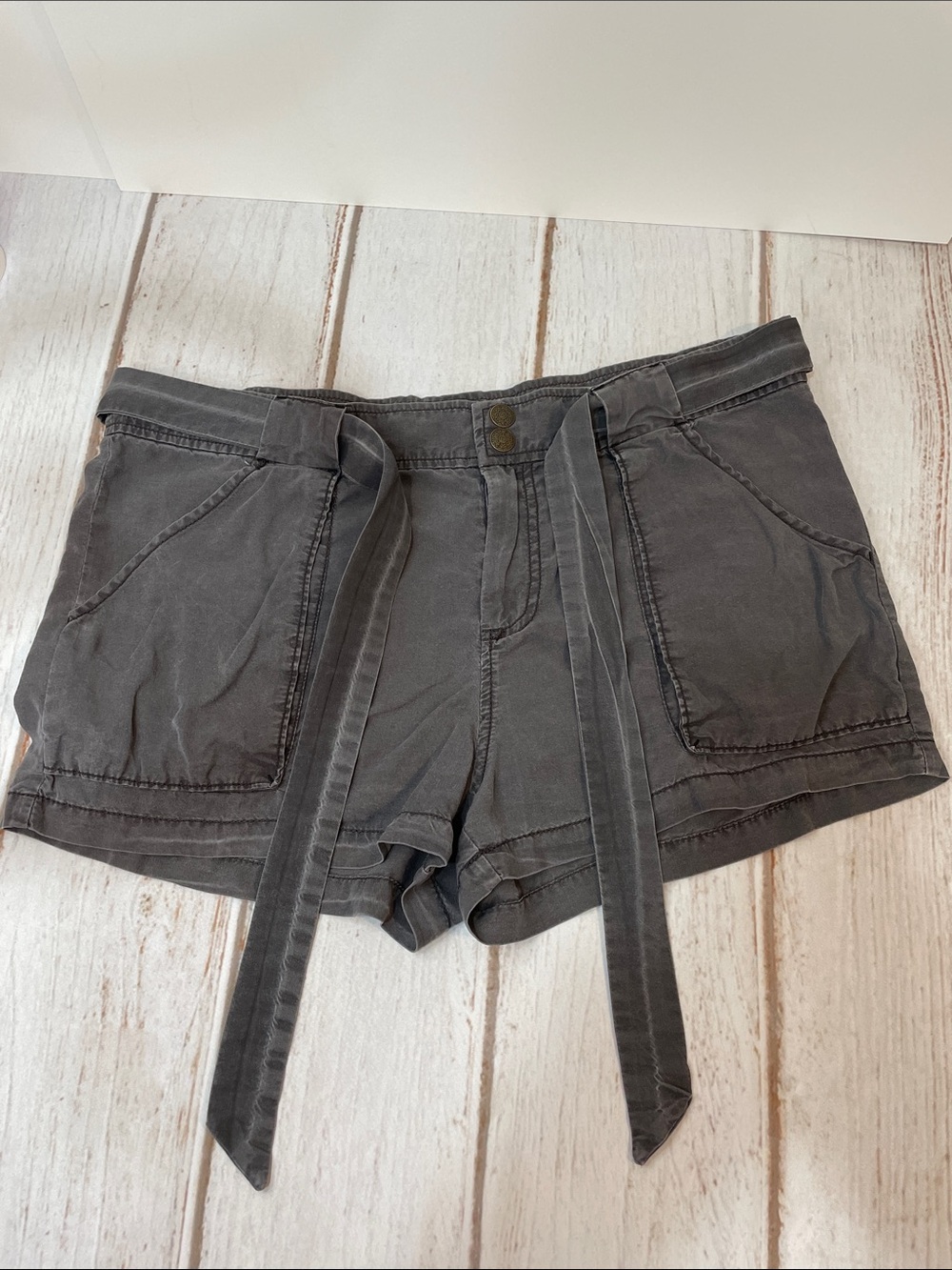 Free People Shorts Casual Tie-Belt Size 8 Charcoal Gray 100% Tencel Distressed